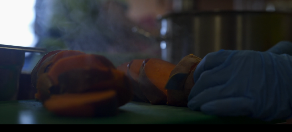 The Stone People — How to cook a tango apresenta uma cozinheira que transforma a cozinha na sua sala de dança