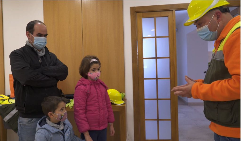 Dia da Segurança Filstone com famílias e exposição de desenhos sobre EPI