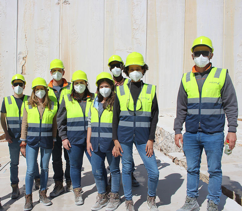 Filstone Academy com oito jovens geólogos e engenheiros em formação e trabalho de campo