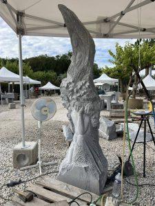 Escultura em fase avançada com volumes definidos e texturas contrastantes em granito SPI.