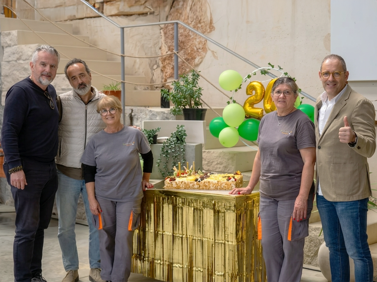 Colaboradoras e direção da Filstone junto ao bolo do 24.º aniversário