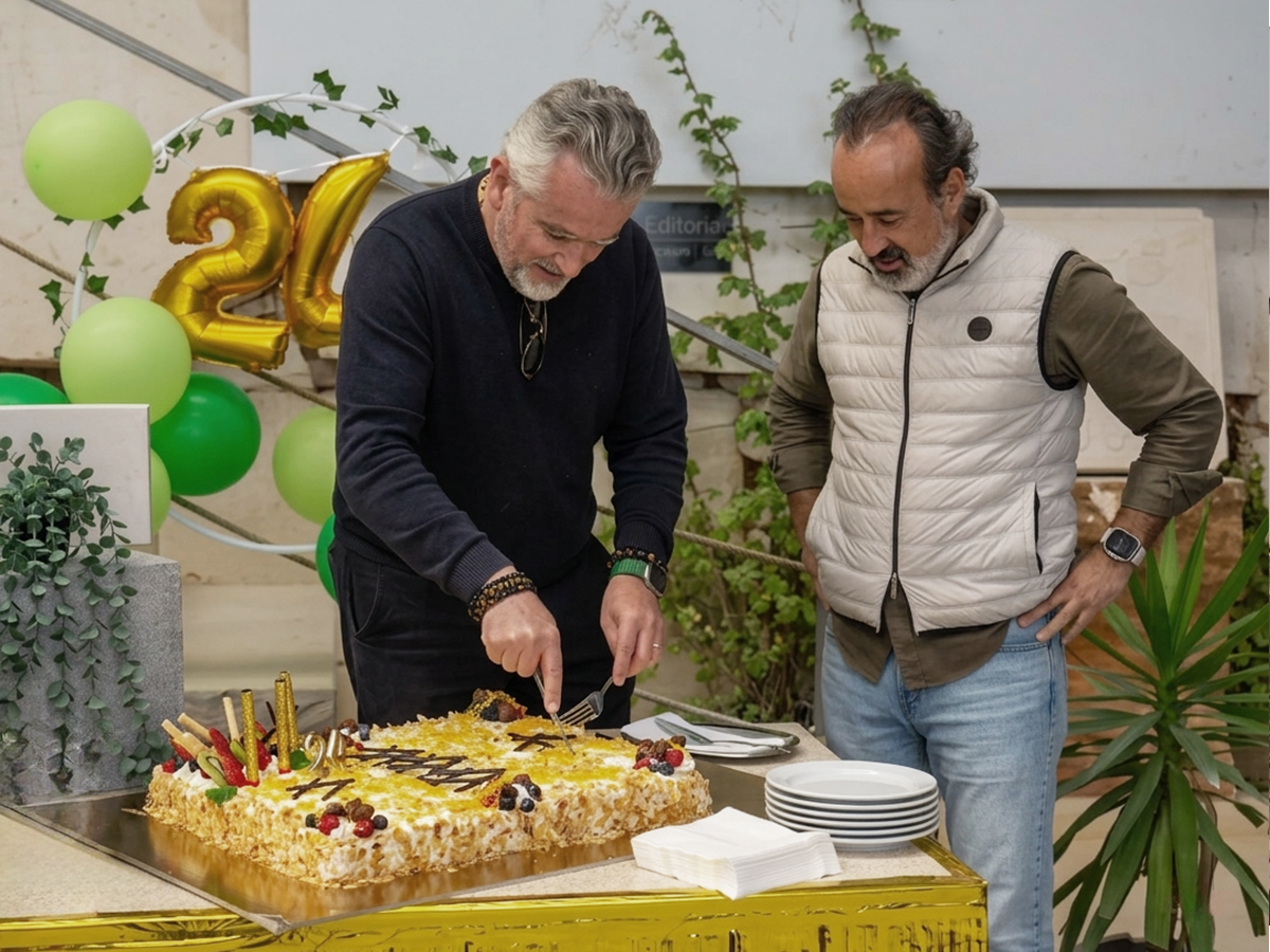 Corte do bolo durante o almoço de celebração dos 24 anos da Filstone